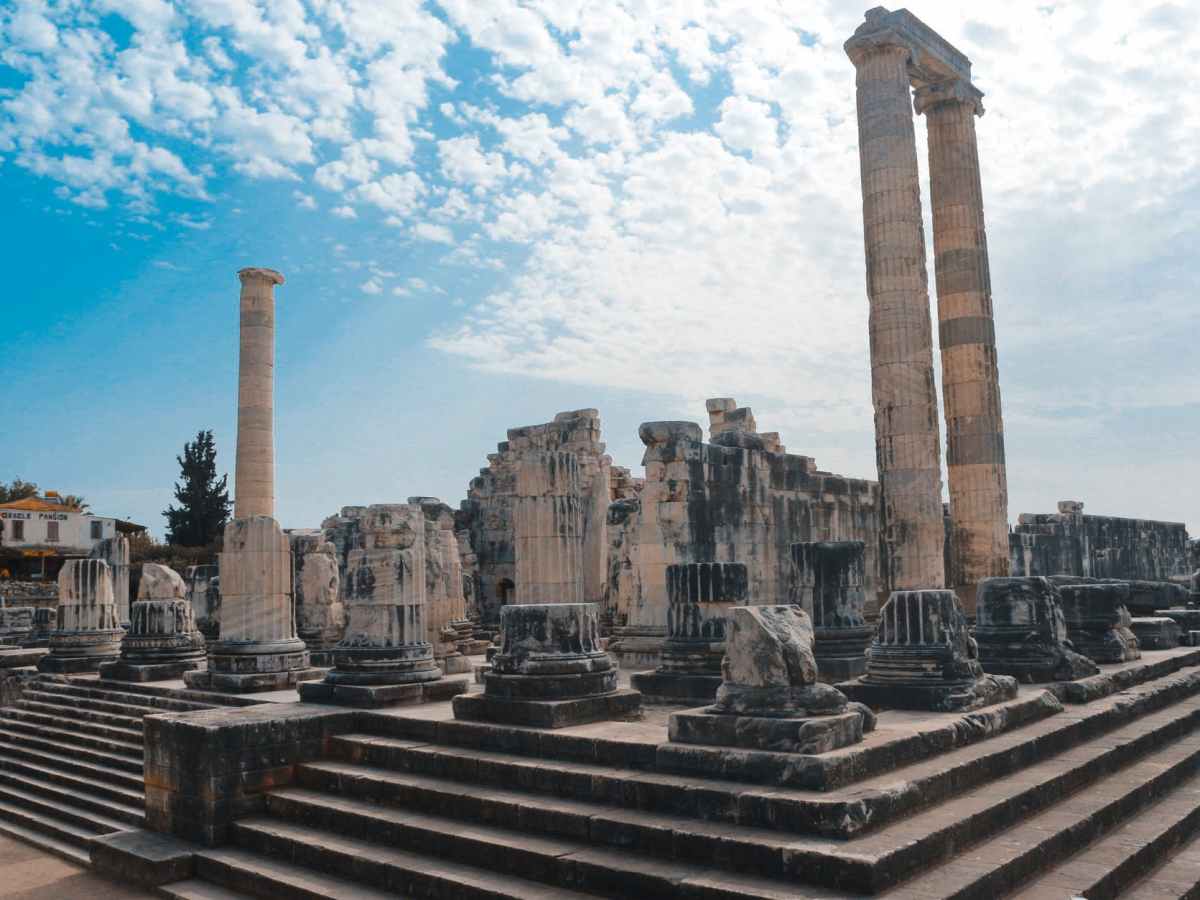 Τα πόδια του Ηνίοχου: Μια Ποδιατρική-ποδολογική εκτίμηση που υποκλίθηκε στο&nbsp;πνεύμα